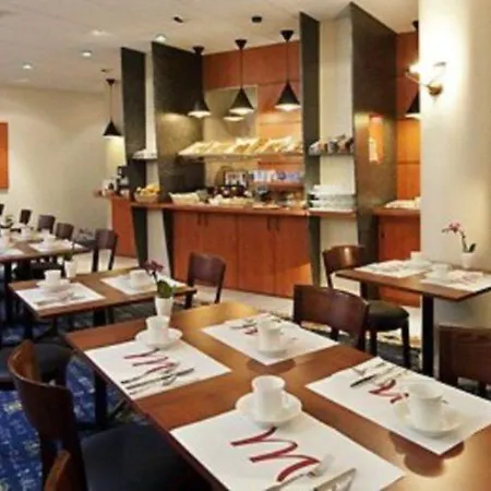 Mercure Centre Parlement מלון 4*